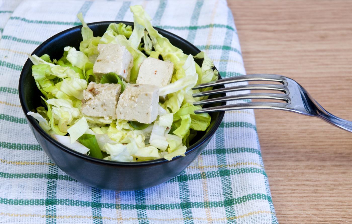 Scopri la ricetta semplice per preparare Insalata mista vegana con tofu e rucola fresca