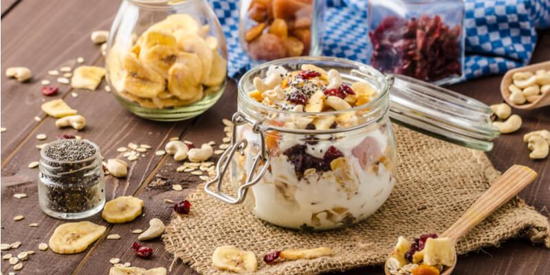 colazione con frutta secca cereali e yogurt